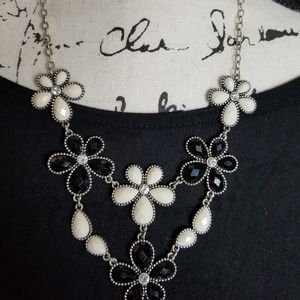 Premier Designs Daisy Necklace